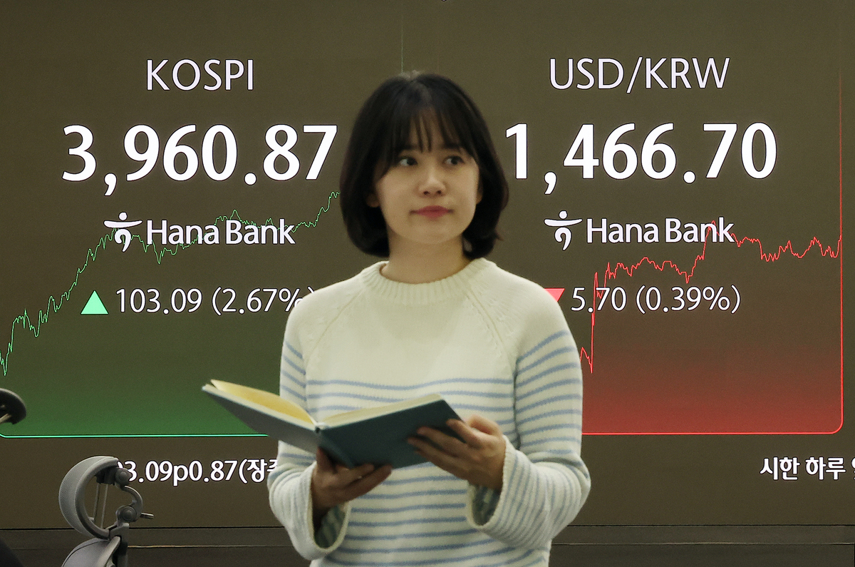 “지금 못 내린다” 환율 급등에 기준금리 동결 전망