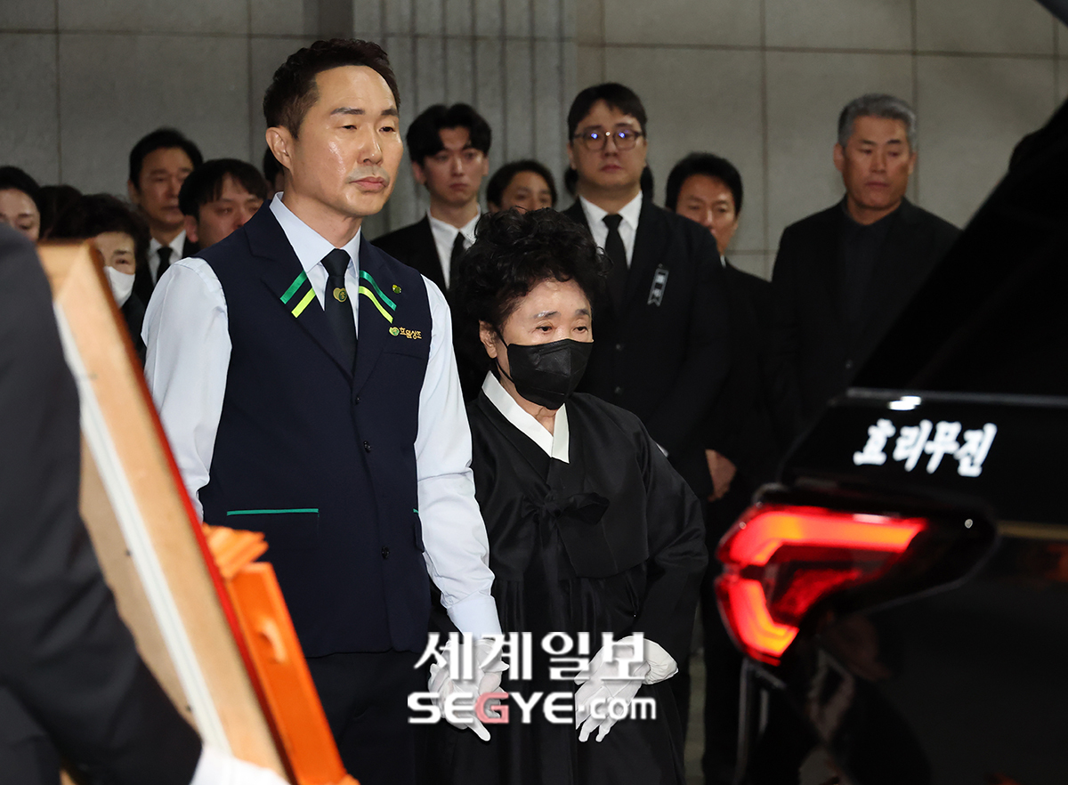 [포토] 故 이순재 발인 엄수하는 부인 최희정 씨