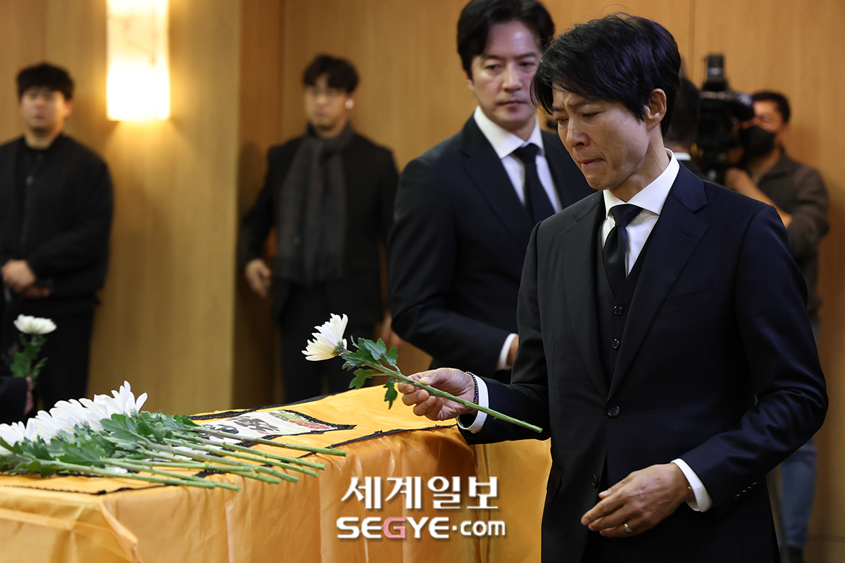 [포토] 고 이순재 마지막 길…떠나 보내는 후배들