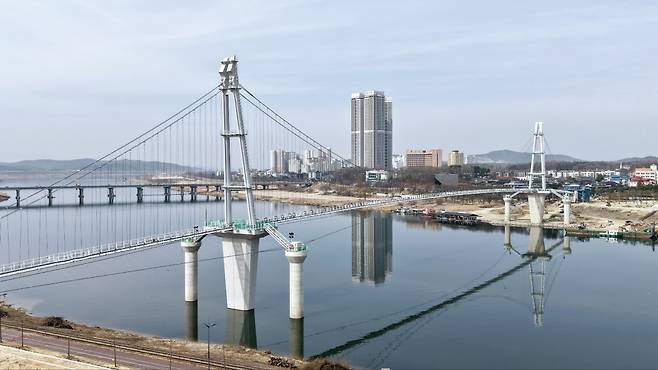 여주시, 남한강 출렁다리서 ‘예술인 한마당’…가요·악기·무용 어우러진 무대