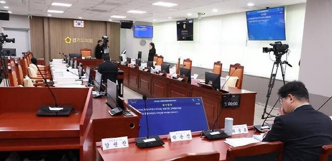 김동연 “우월한 지위·권력 이용한 모든 폭력에 맞서”…도의회에선 ‘오락가락’ 예산