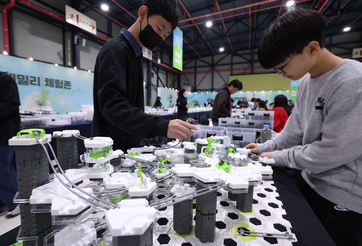 구슬 이동 경로 설계하는 ‘그래비트랙스’ [한강로 사진관]