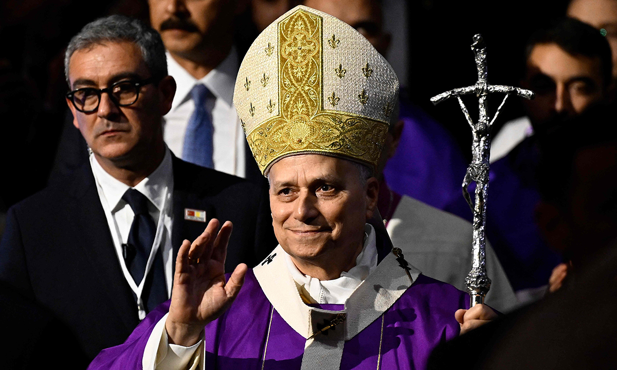 교황, 신발 벗고 이슬람 사원 방문