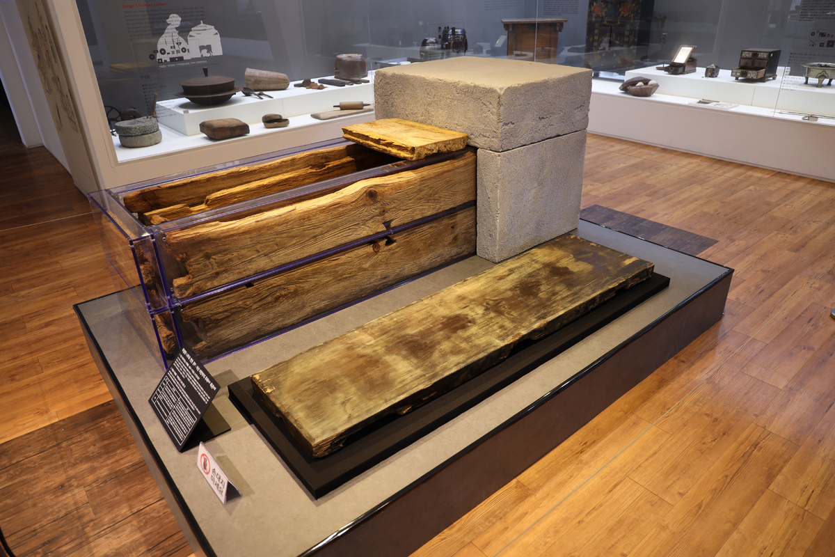 300년 잠에서 깨어난 조선 장례문화…식산 이만부 목관 첫 공개