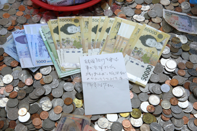 “어려운 아이들 위해”…日관광객, 김해공항 모금함에 110만원 기부