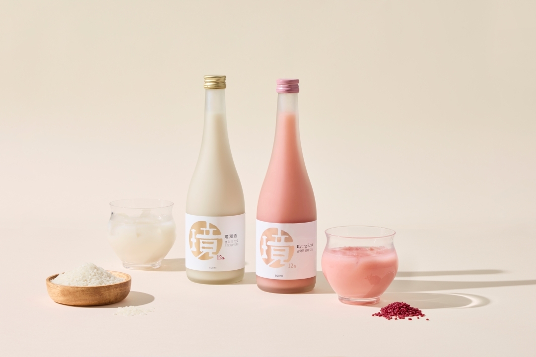 ‘성시경 막걸리’ 경탁주 12도·경탁주 로제 12도, 2구 구성팩 판매 시작 [이복진의 술래잡기]