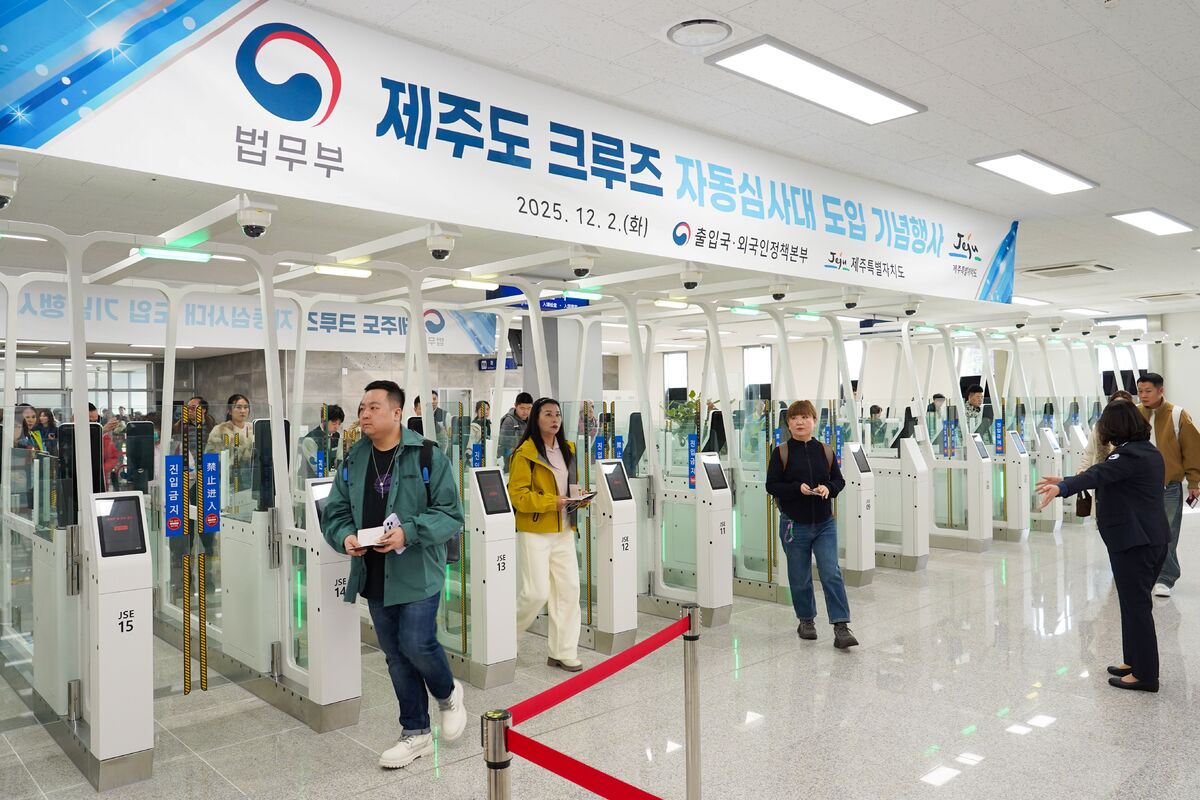 “크루즈 입국 시간 확 줄었어요”… 국내 첫 제주 크루즈터미널 무인 자동심사대 도입