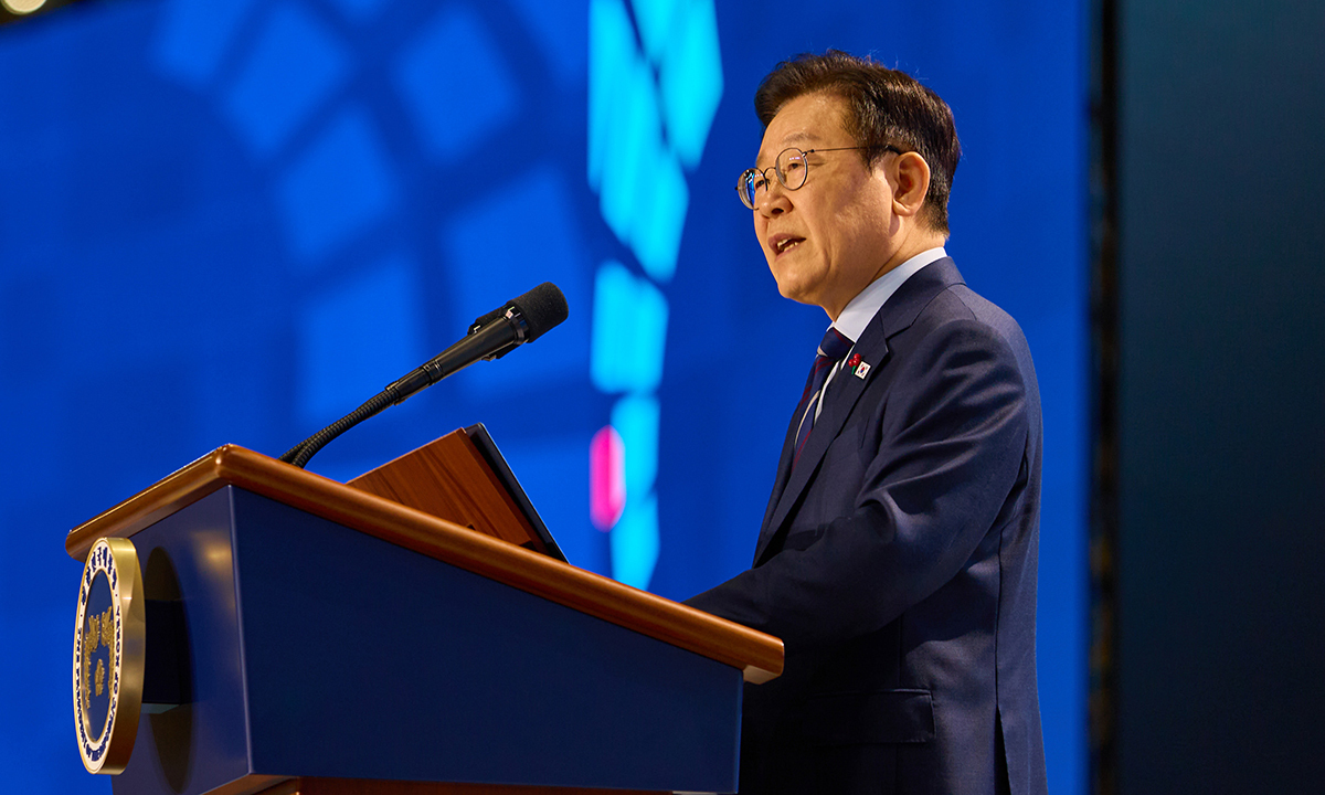 李 “7년 단절 남북대화 되살리자”… 비핵화 언급은 안 해