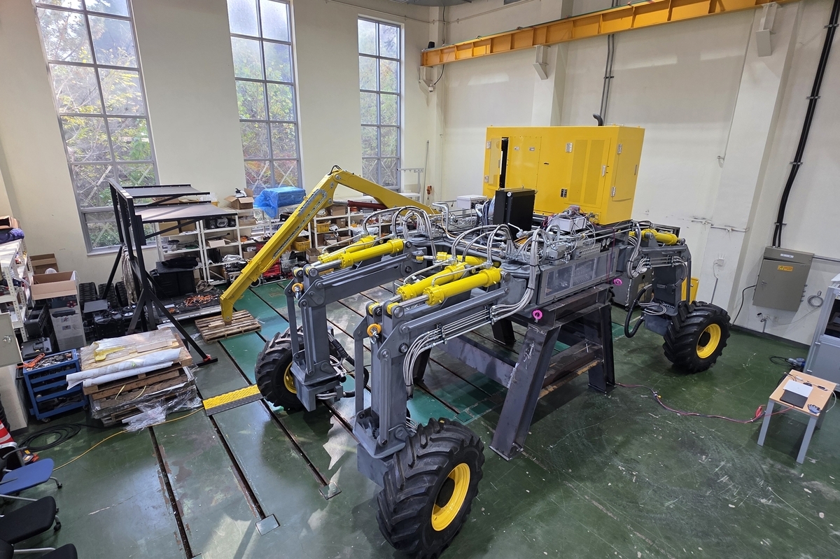 위험지역 벌목 로봇이 대신한다… 산악지형 목재 수확 로봇 개발