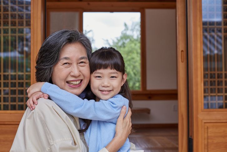 “힘든 줄만 알았는데…” 손주 돌보는 할머니, 노쇠 위험 22% 낮았다 [건강+]