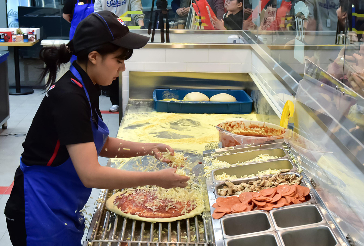 피자 세 판 도우펴고 완벽 토핑까지 1분34초…도미노 대회 기록 나왔다