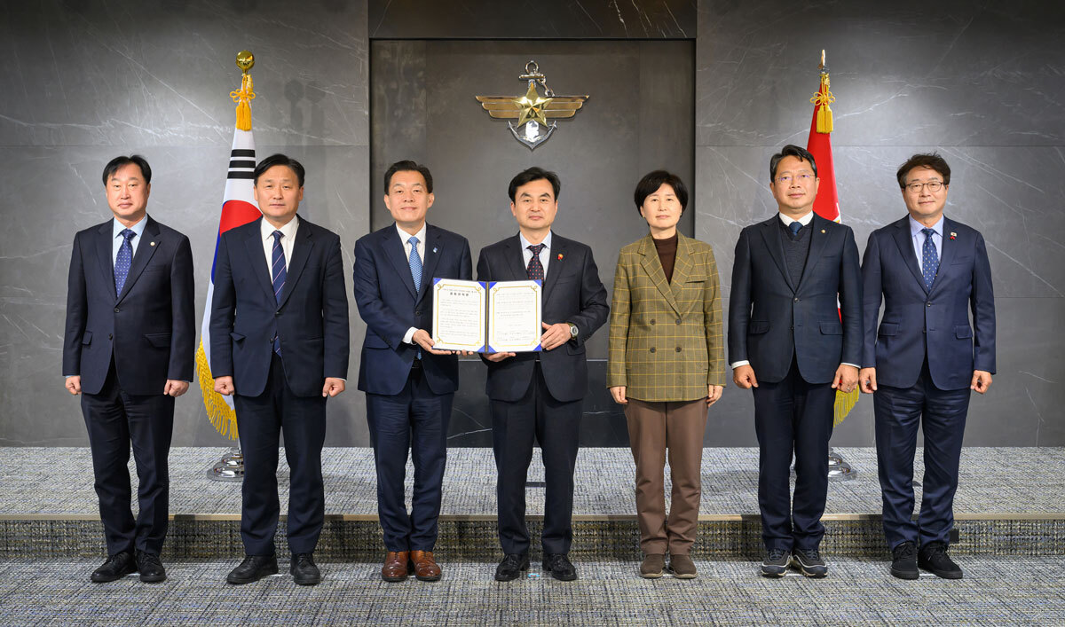 “수원 군 공항 이전도 국가사업으로”…수원시장·국회의원, 국방부 장관 면담