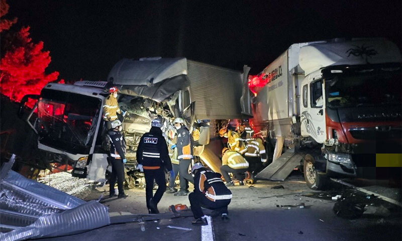 한밤 중 통영∼대전고속道 화물차 등 3대 연쇄 추돌, 1명 중상