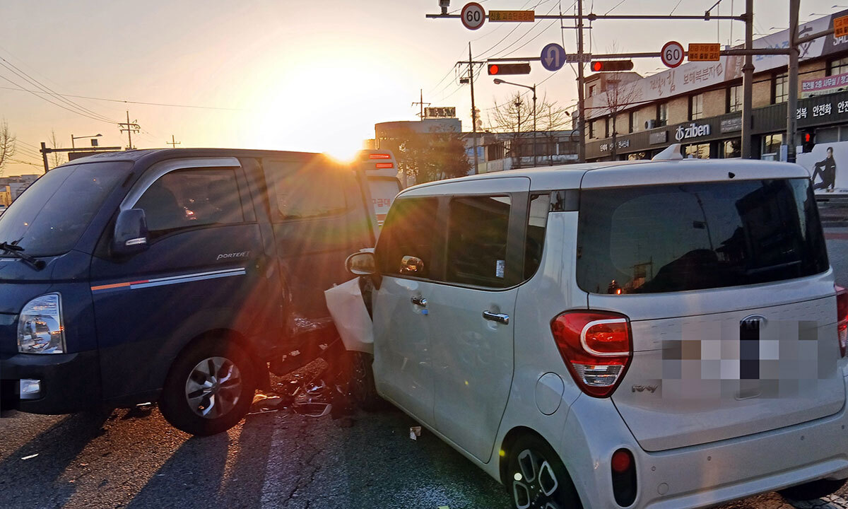전주 도심 간선도로서 승용차, 1t 트럭과 충돌… 50대 운전자 숨져