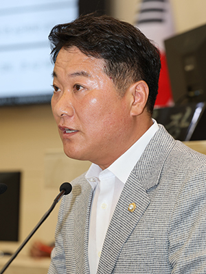 양윤제 포항시의회 예결위원장 "산업 구조 전환과 지역경제 회복을 위한 마중물이 될 수 있도록 예산심사에 만전을 다 할 것"