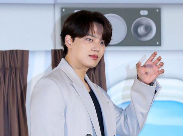 여진구, 오늘 카투사 입대… 잘려나간 머리카락으로 '하트'