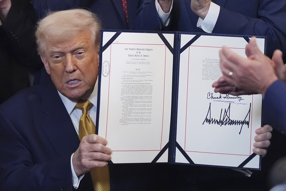 트럼프, 펜타닐 ‘대량살상무기’ 지정…마약과의 전쟁 격화