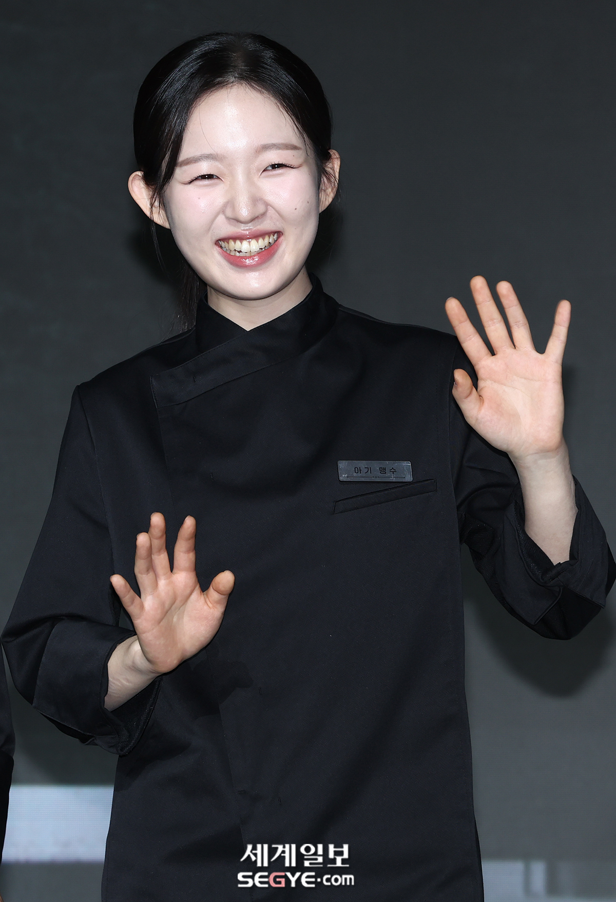 [포토] 아기 맹수 '반가운 손인사'