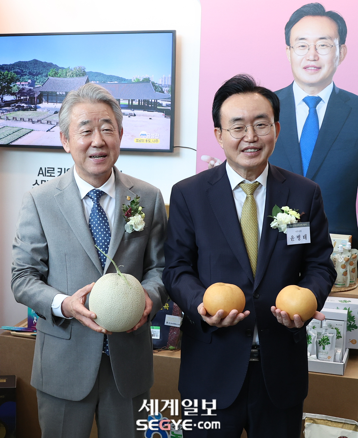 [포토] 기념촬영하는 강호동 농협중앙회장과 윤병태 전남 나주시장