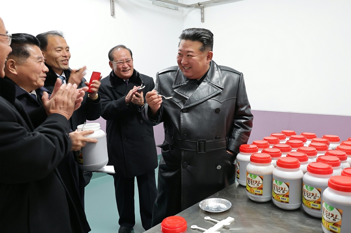 김정은, 사흘 만에 찾은 지방공장 준공식서 “자력갱생”