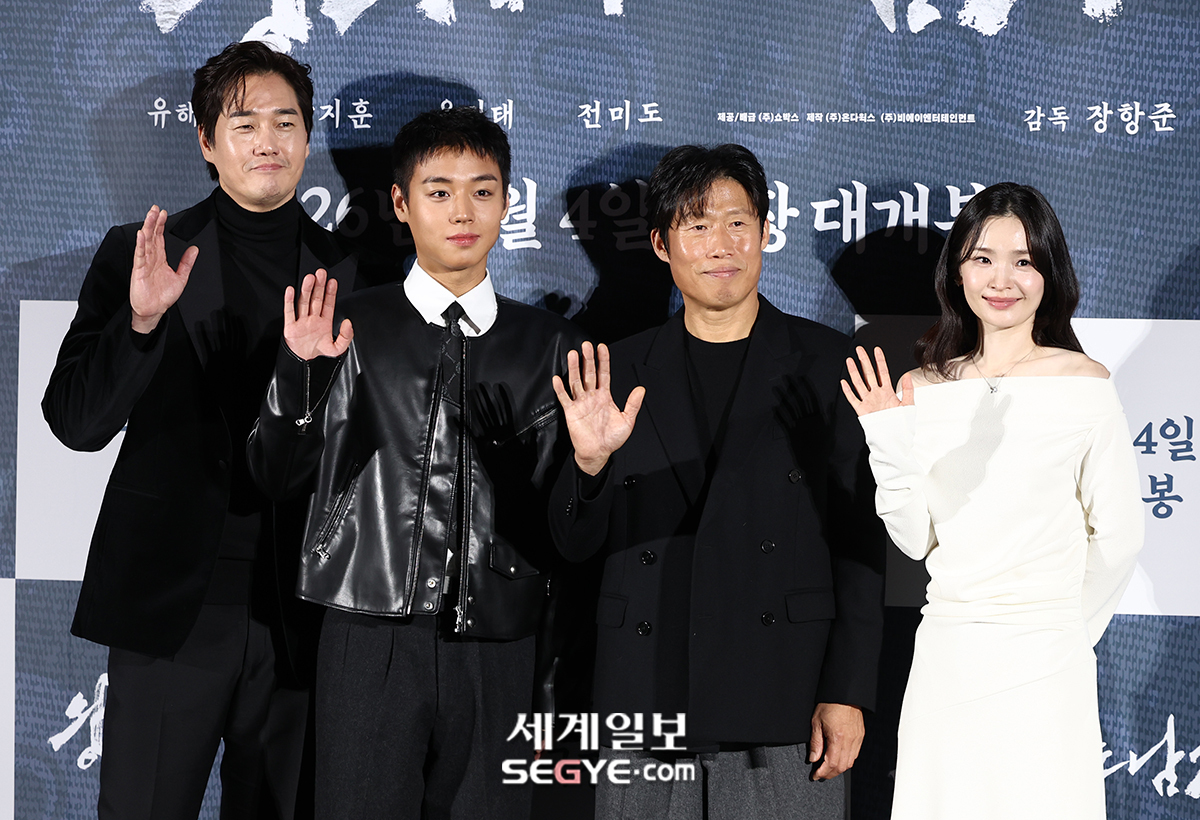 [포토] 유지태-박지훈-유해진-전미도 '반가운 손인사'