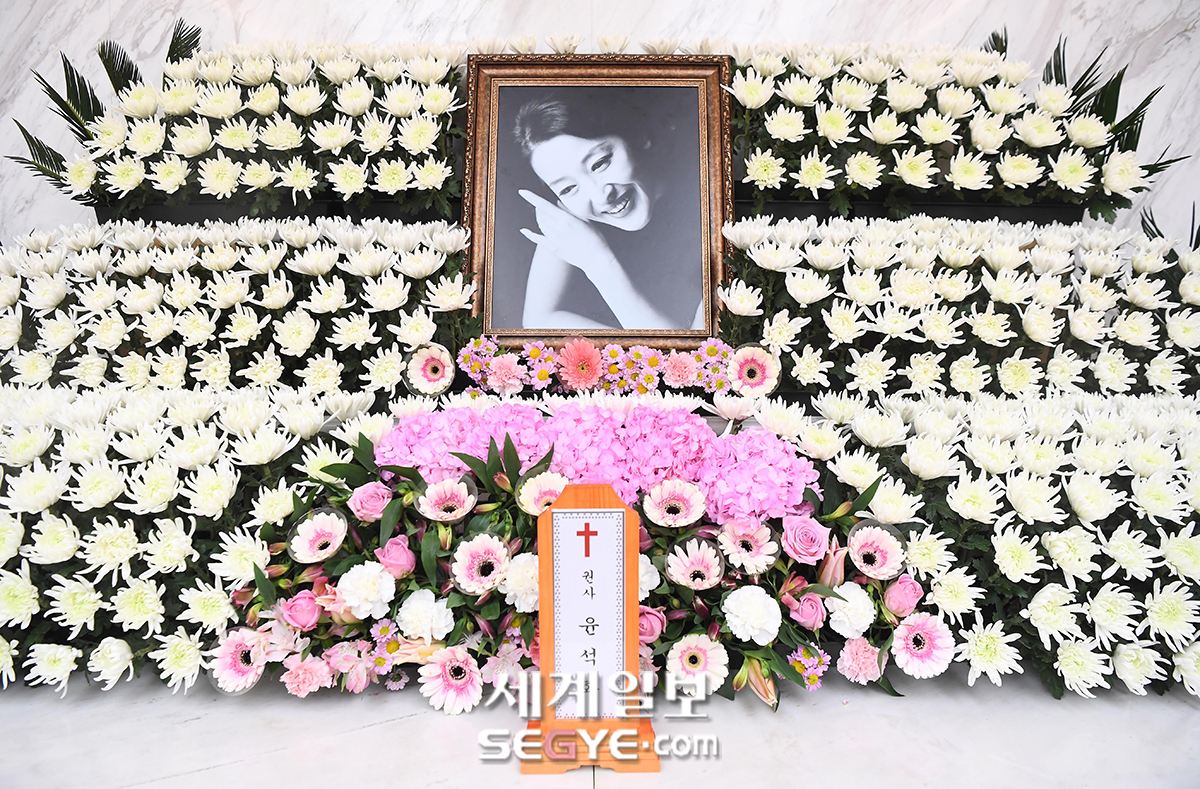 [포토] '1세대 연극 스타' 윤석화, 뇌종양 투병 중 별세