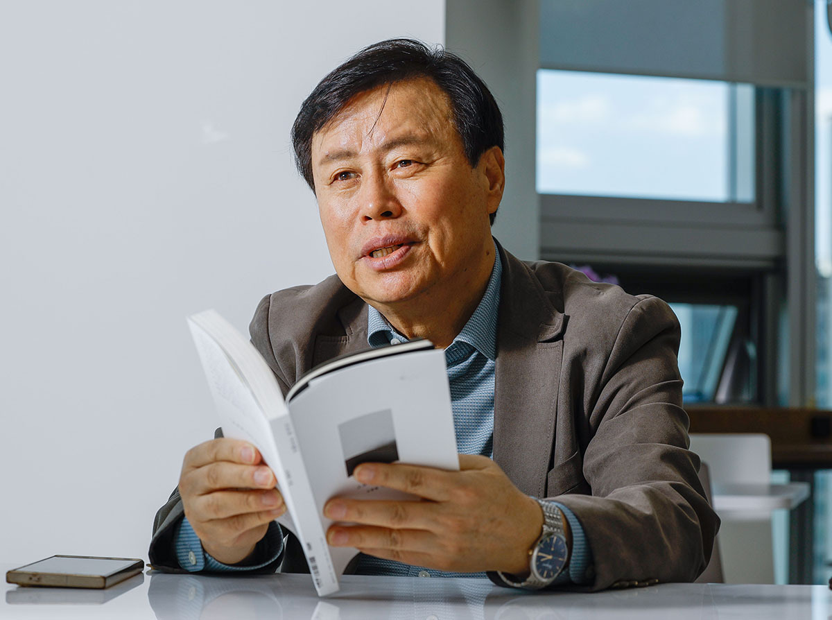 시집 『고요로 가야겠다』 도종환 “소요에서 빠져나와 고요에서 더 지혜롭기를” [김용출의 문학삼매경]