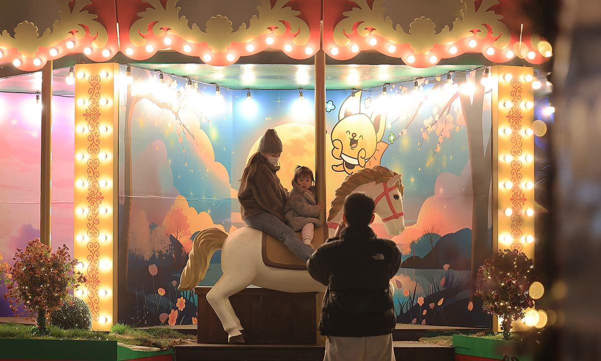 동백 향기에… 빛의 향연에… ‘설레는 겨울’