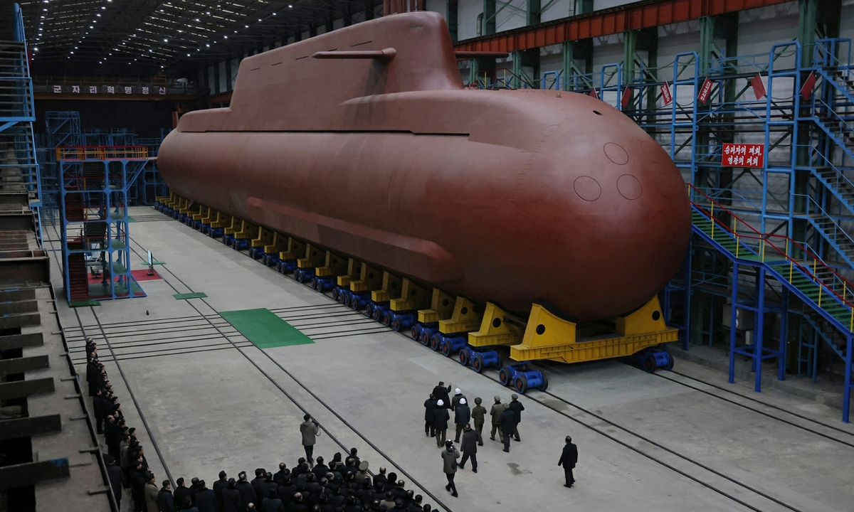 한·미 보란 듯… 8700t급 핵잠 과시한 김정은