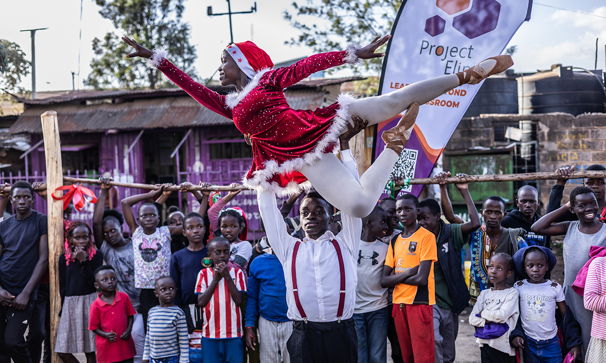 [한컷의 울림] 산타 소녀의 발레… 희망을 꿈꾸다