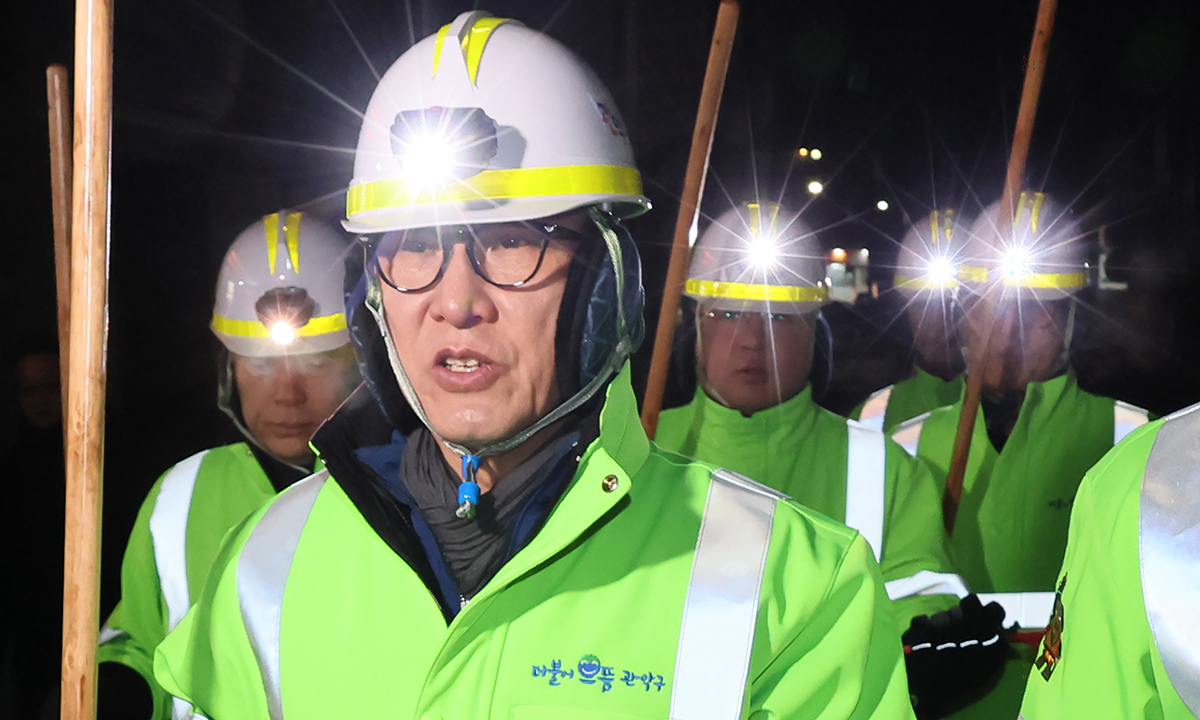 金총리, 강추위에도 연말 ‘현장 행보’ 박차… 환경공무관 격려·쪽방 주민 찾아
