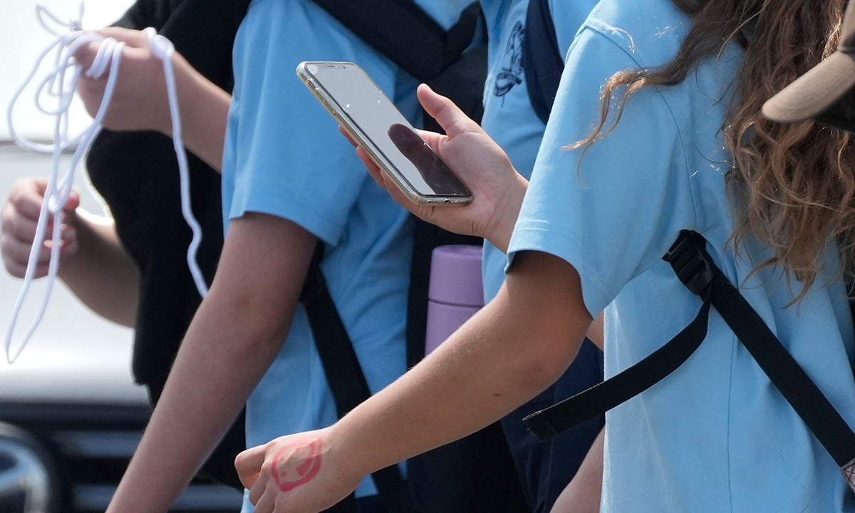 "아이들 스마트폰, 언제가 적당?"…13세 이전 소지 땐 수면장애·비만 위험 ↑