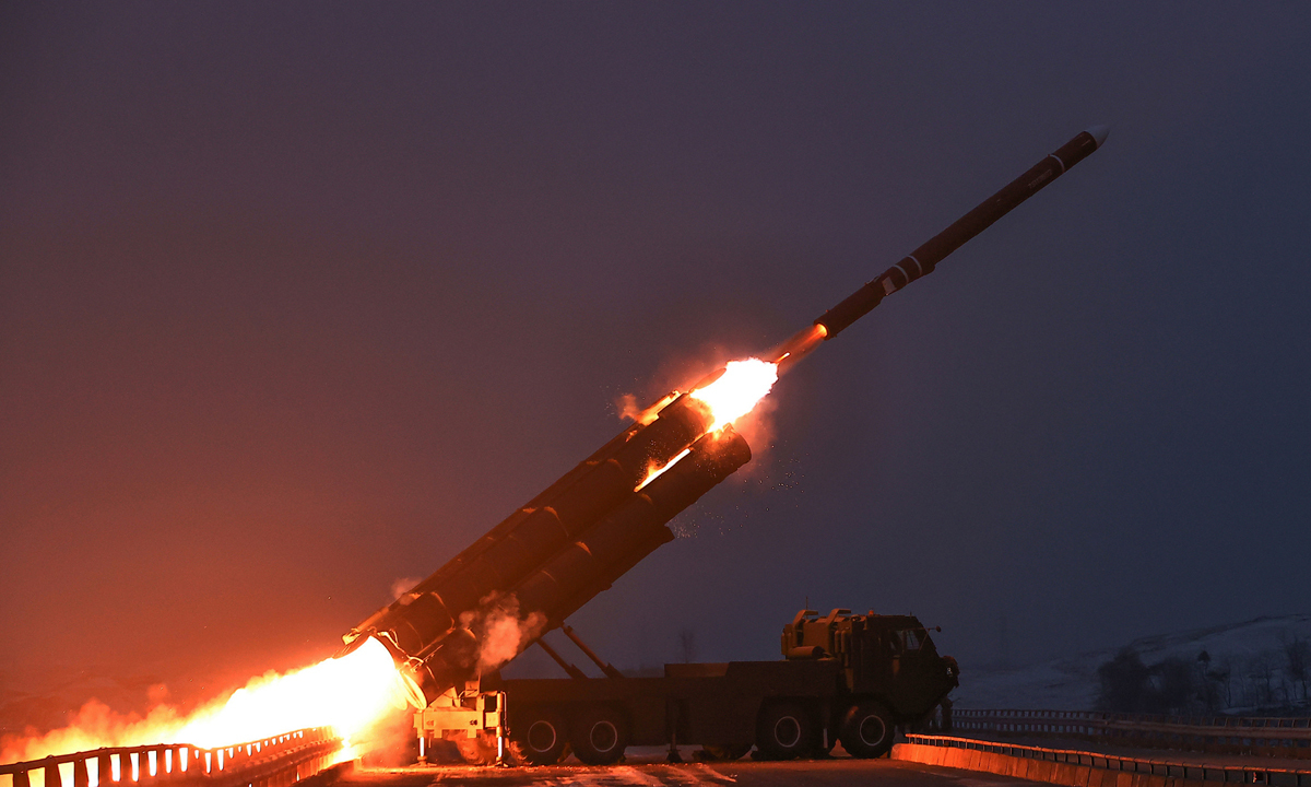 北, 핵잠 이어 순항미사일 도발… 김정은 “핵 억제력 지속적 과시”