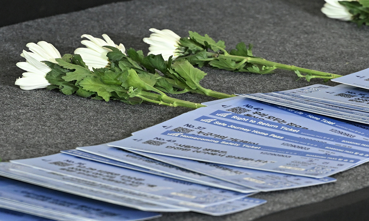 눈물 젖은 무안공항… “사과도 처벌도 없어”