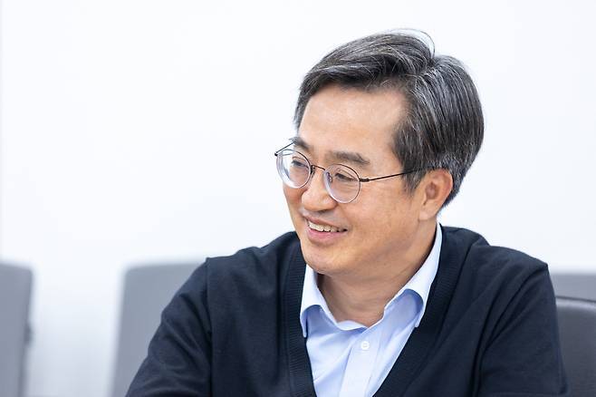 ‘긍정평가’ 수도권 1위 김동연…진보·중도·보수에서 모두 ‘긍정’ 우위