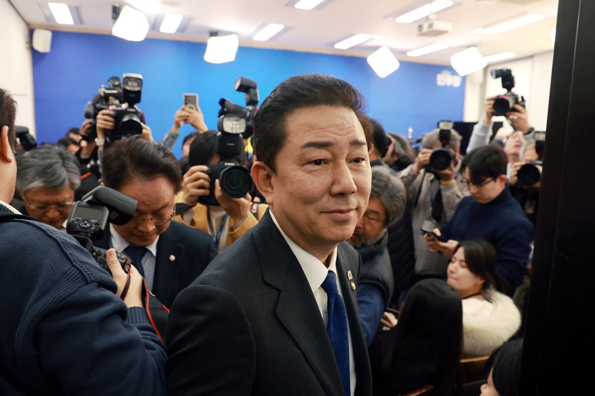 [속보] “李정부 걸림돌”…‘비위 의혹’ 김병기 與원내대표직 사퇴