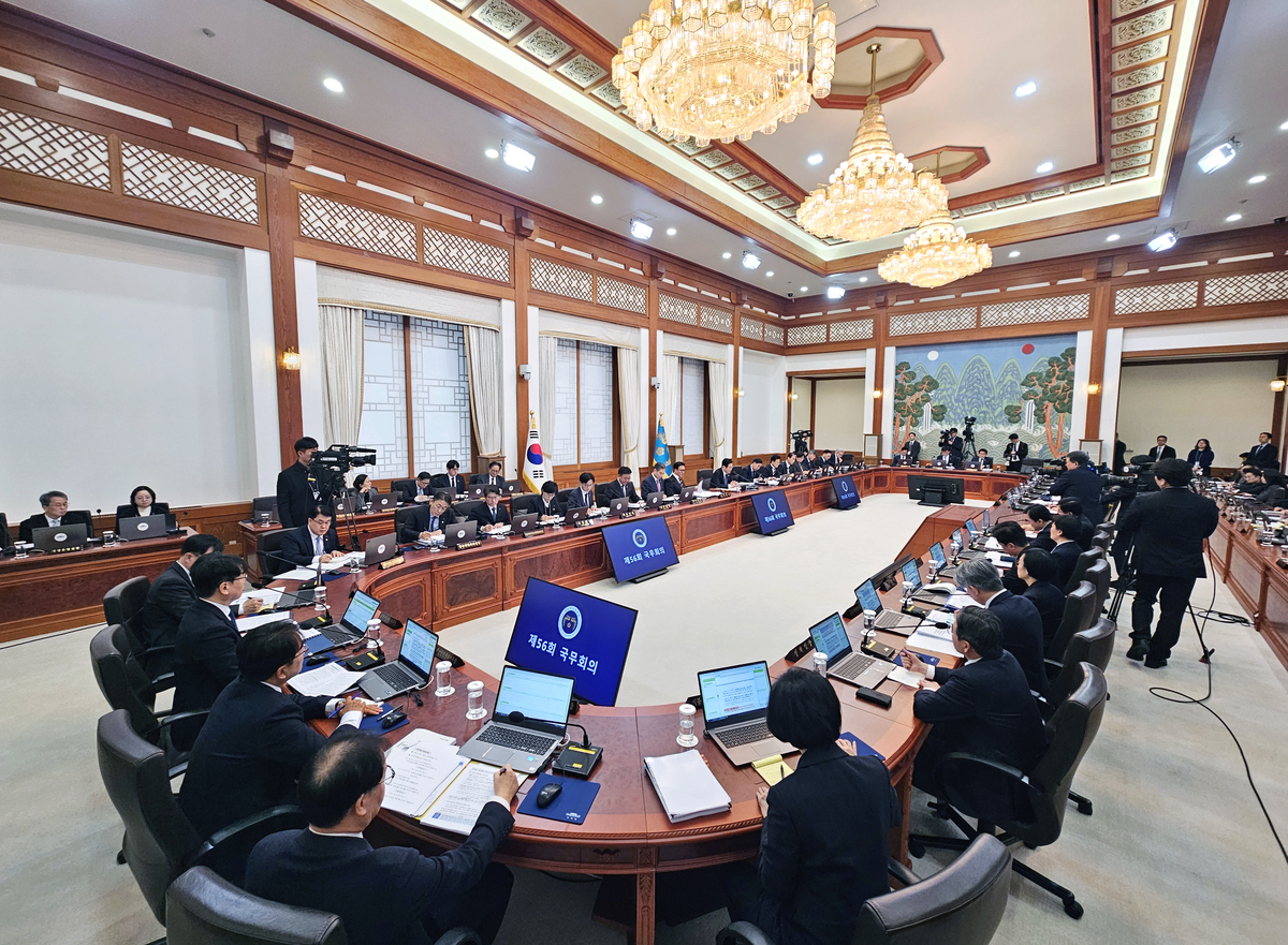 李 “사회를 다 파랗게 못 해”… 이혜훈 논란 통합 카드로 돌파 [청와대 첫 국무회의]