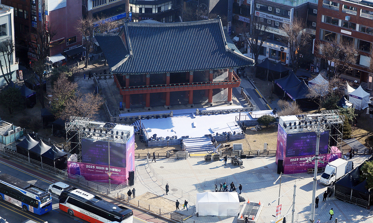 제야의 종 33번 타종 맞춰 ‘미디어 쇼’