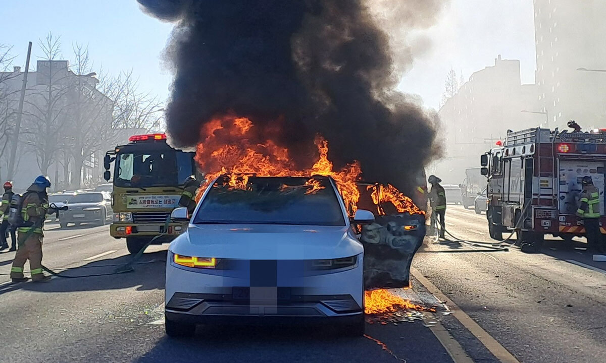 전주 도심 달리던 전기차서 화재…인명피해 없어