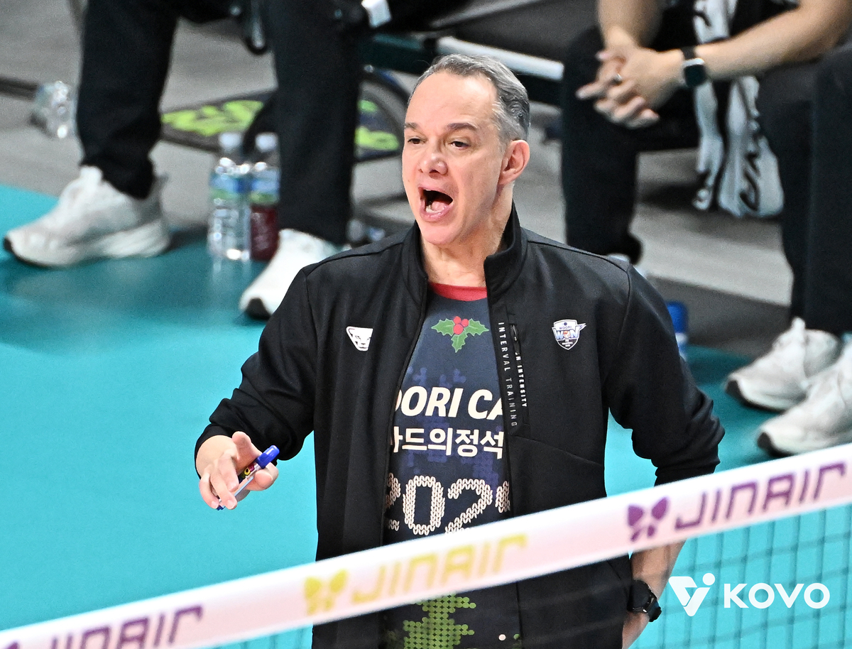 ‘사실상 경질’ 우승권 전력 넘겨받고도 실패한 우리카드 파에스 감독, 외국인 사령탑이 능사가 아님을 보여줬다 [남정훈의 오버 더 네트]