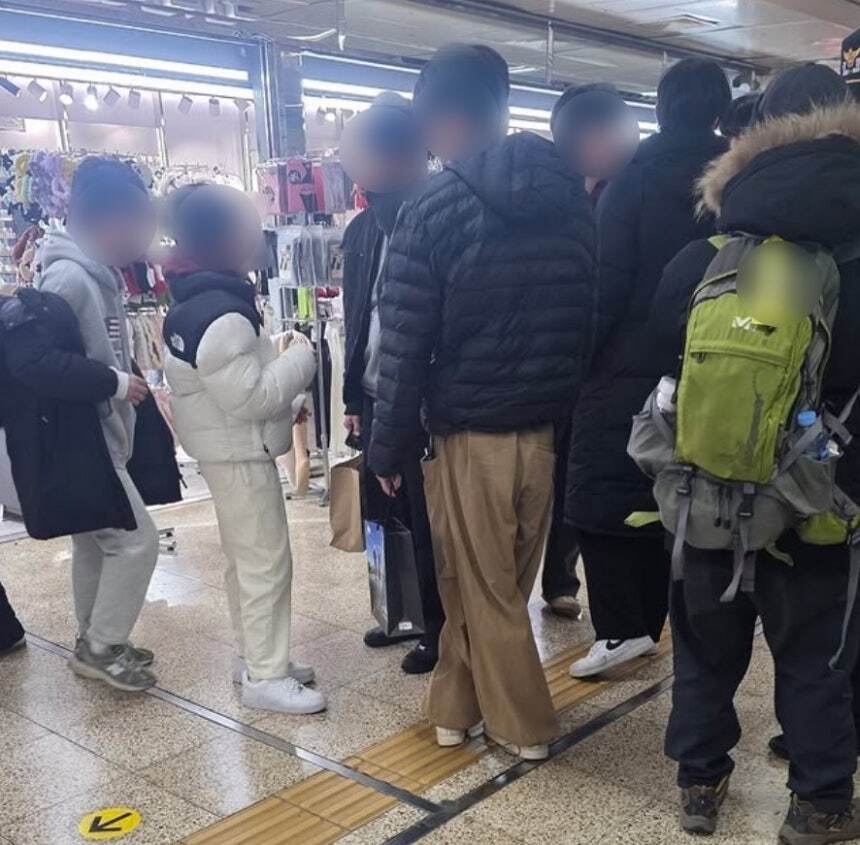 “돈으로 키워진 애들인가”…명품 패딩 입고 노인 조롱한 초등생들