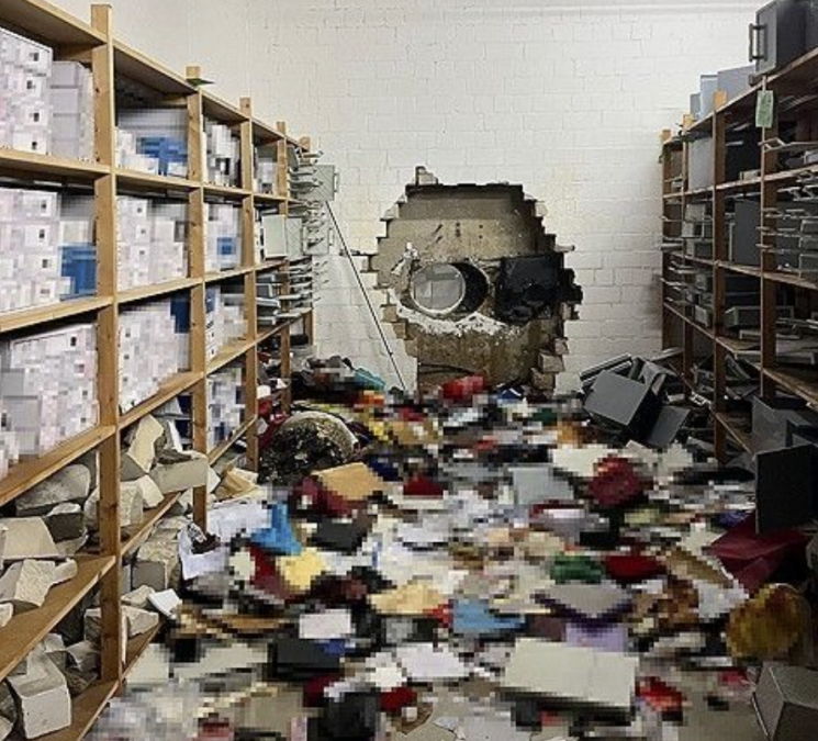 “영화인줄”…은행 벽 뚫고 침입해 500억 털어간 강도들