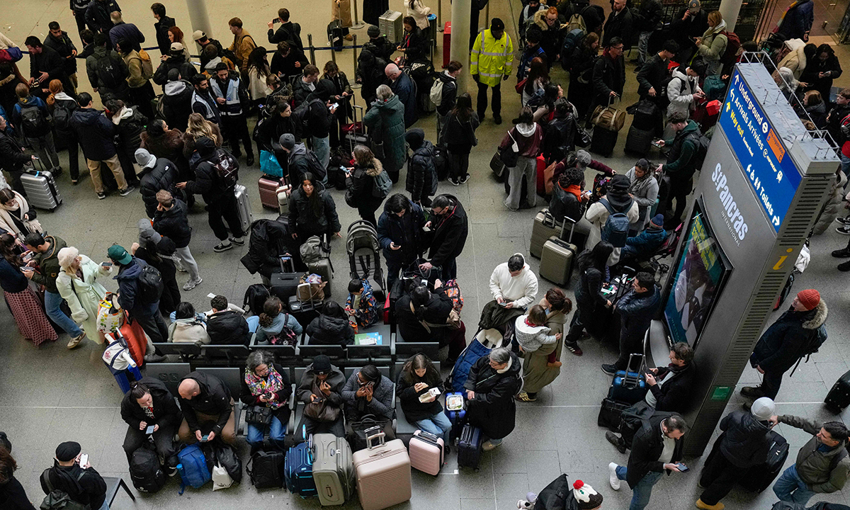 멈춰 선 유로스타… 연말 여행객 ‘발 동동’