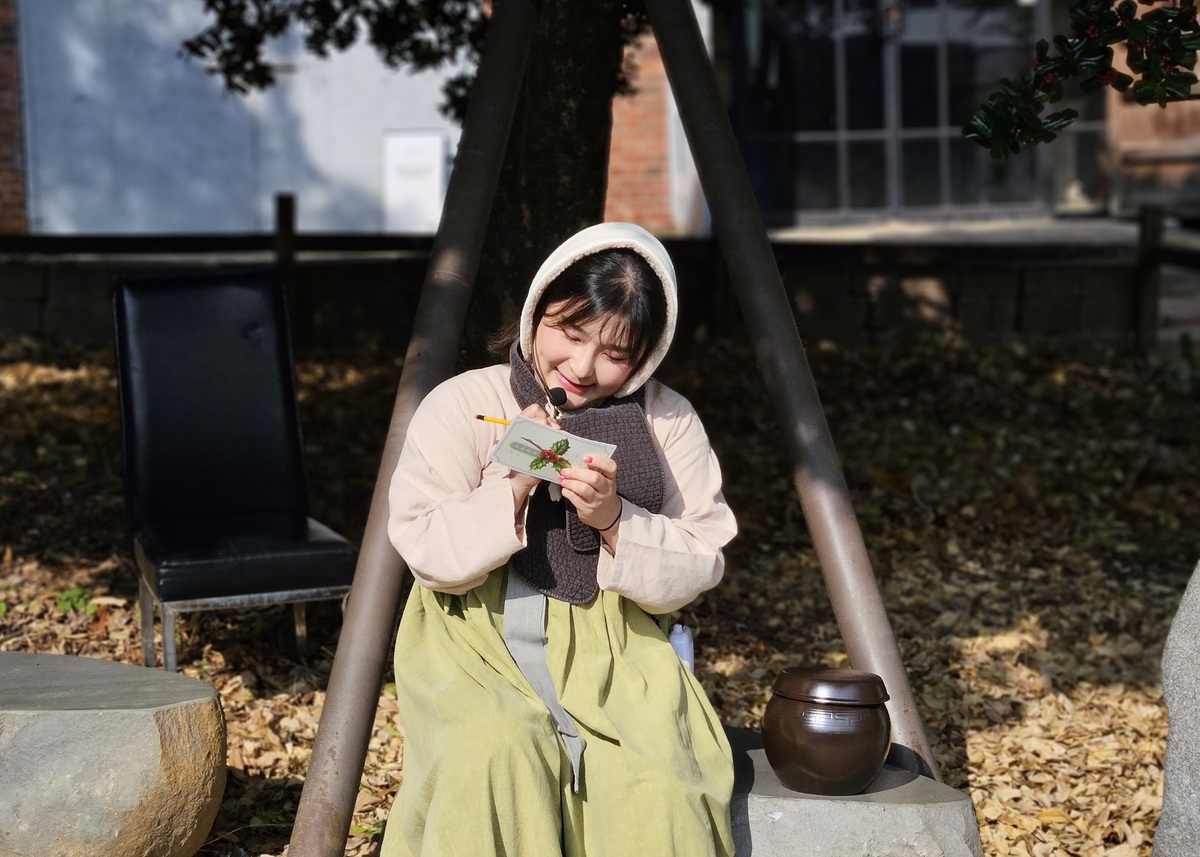 “참 개미지네”…광주 골목에 ‘김치 항아리’ 여성 나타난 이유는