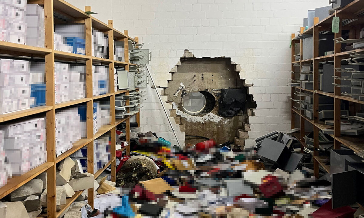 영화같은 은행털이… 드릴로 벽 뚫고 500억 원 훔쳐가