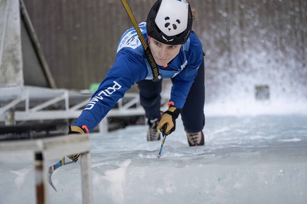 경북 청송서 '아이스클라이밍 월드컵' 개최