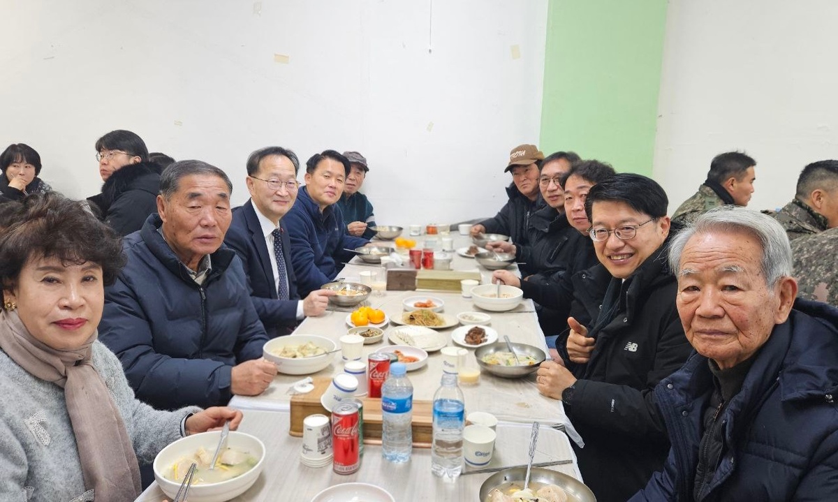 접경지서 떡국 한그릇… 통일차관, 민통선 마을 찾아