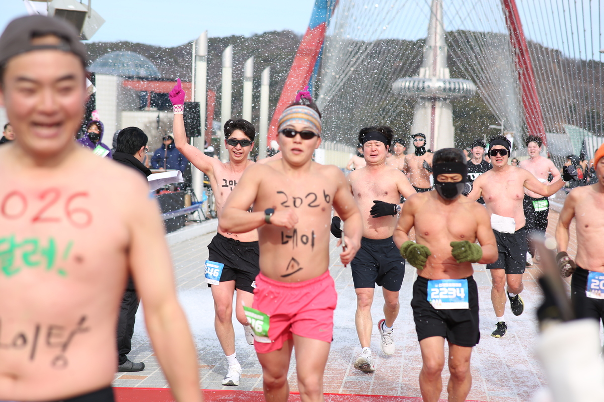 “추위는 벗고 소망은 담고”…선양소주 맨몸마라톤 열기 ‘후끈’