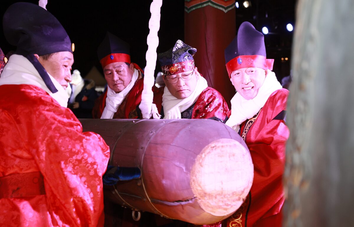 경주 신라대종서 울린 ‘APEC 성공’의 종소리… 제야 타종으로 새해 열어