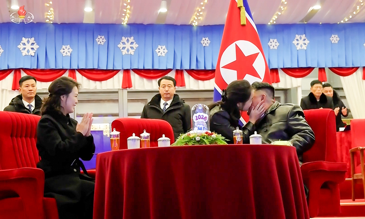 父 김정은 볼에 뽀뽀한 주애… 존재감 과시